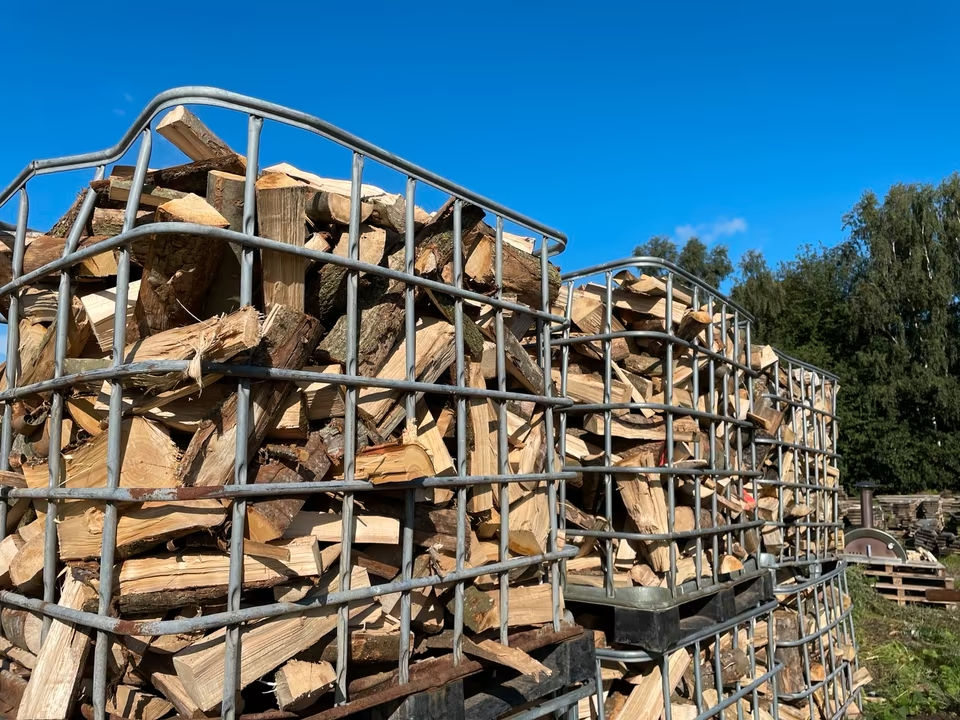 Brennholz Lieferung – Gitterboxen beim Holzhof Lübeck