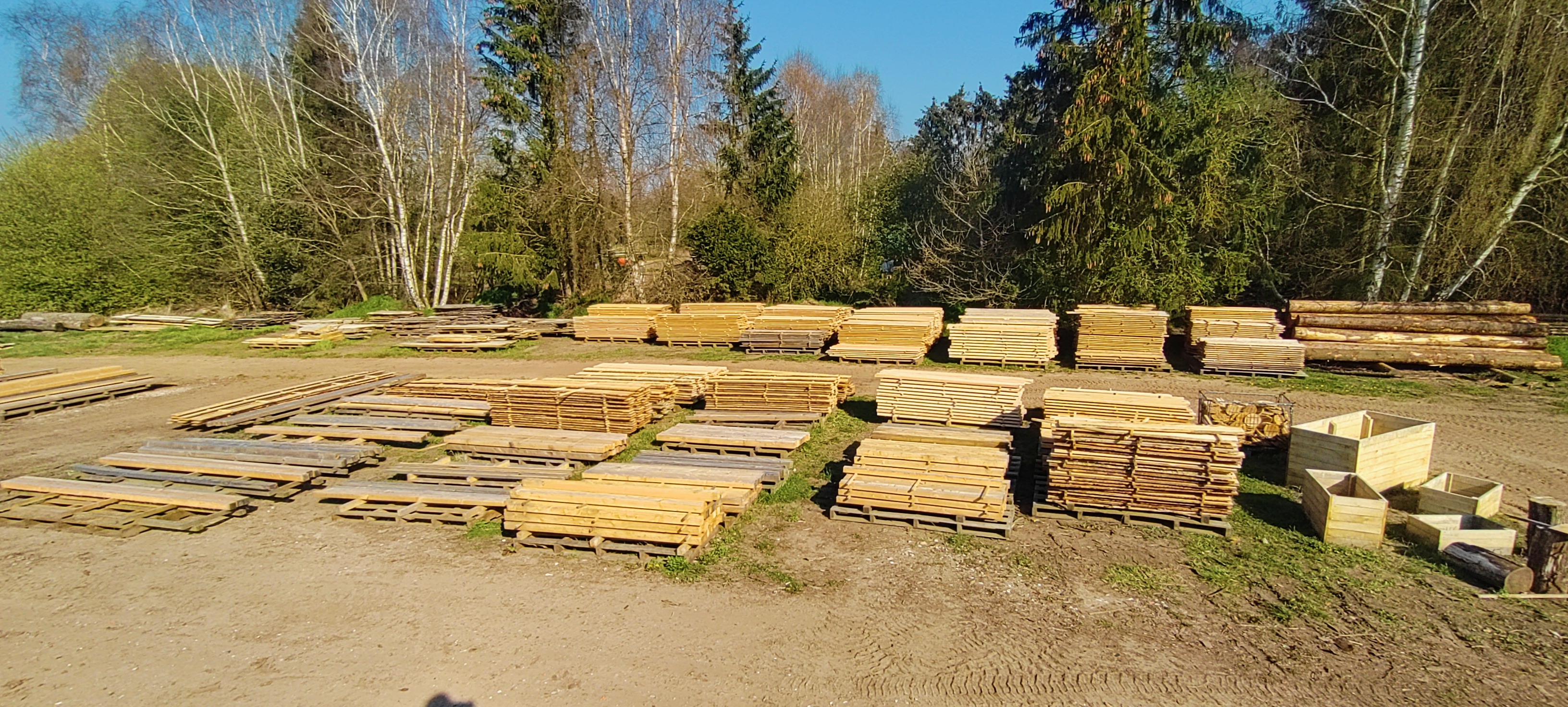 Großer Haufen gespaltenes Brennholz